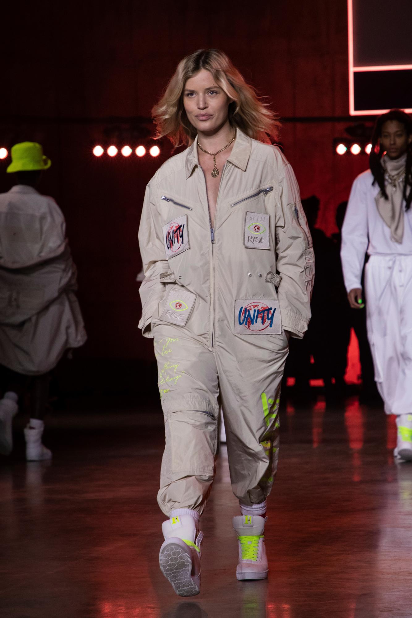 La modelo Georgia May Jagger usa una creación del diseñador Tommy Hilfiger en el desfile de la semana de la moda Otoño / Invierno 2020 en Londres.