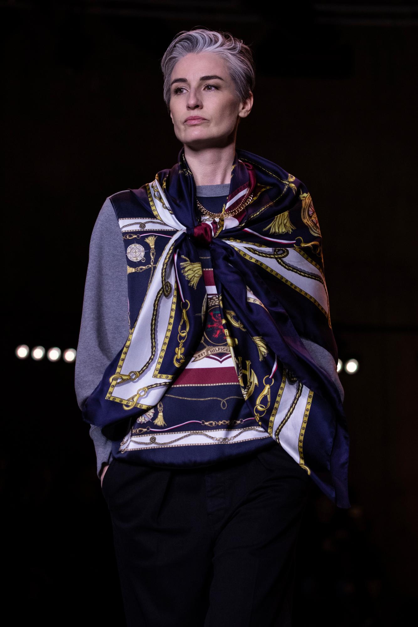 La modelo Erin O’Connor usa una creación del diseñador Tommy Hilfiger en el desfile de la semana de la moda Otoño / Invierno 2020.