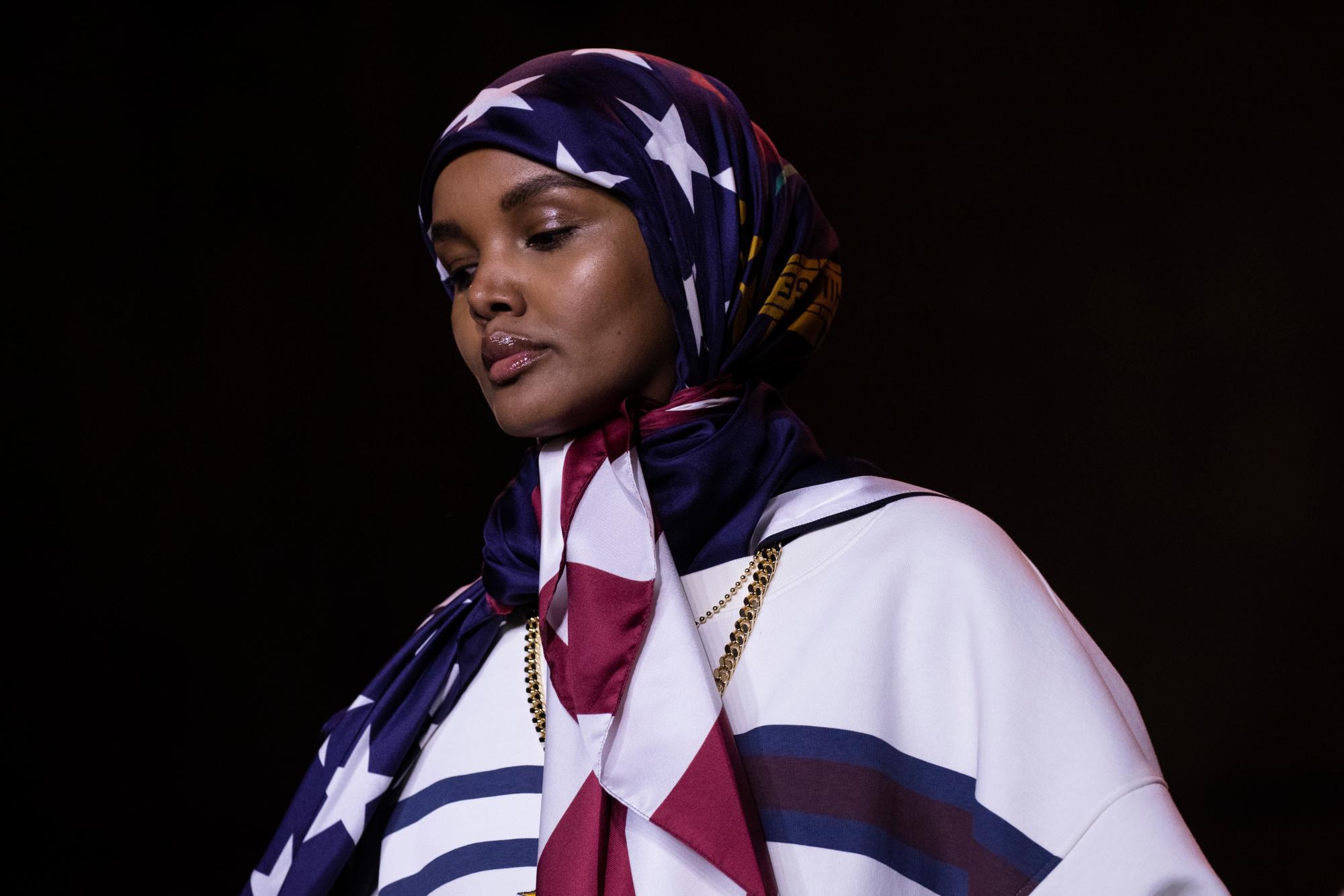 Una modelo lleva otra creación del diseñador Tommy Hilfiger en el desfile.