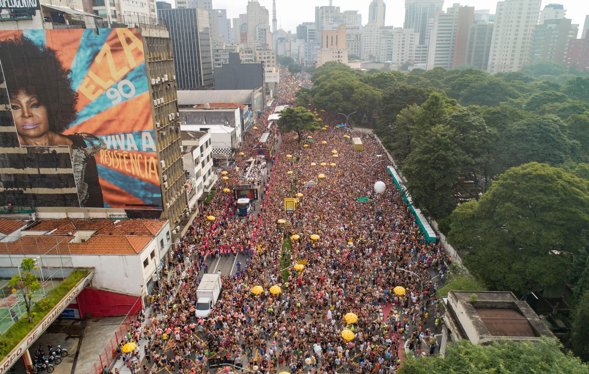 La gente llena la calle durante el desfile del “bloco” del carnaval Academicos do Baixo Augusta en Sao Paulo, Brasil, el domingo 16 de febrero de 2020. (Foto AP / Andre Penner)
