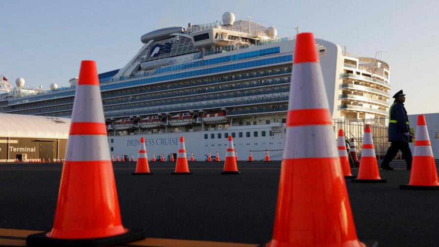 Japón detecta 88 casos más de COVID-19 en el barco al final de su cuarentena