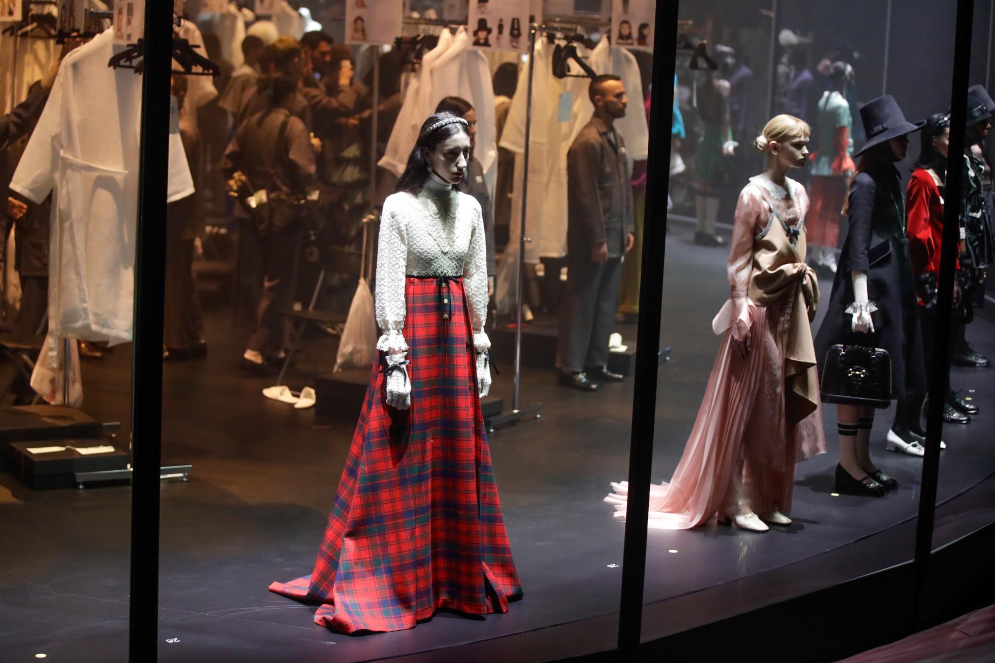 Dentro de esta plataforma pudo verse a las modelos maquillándose.