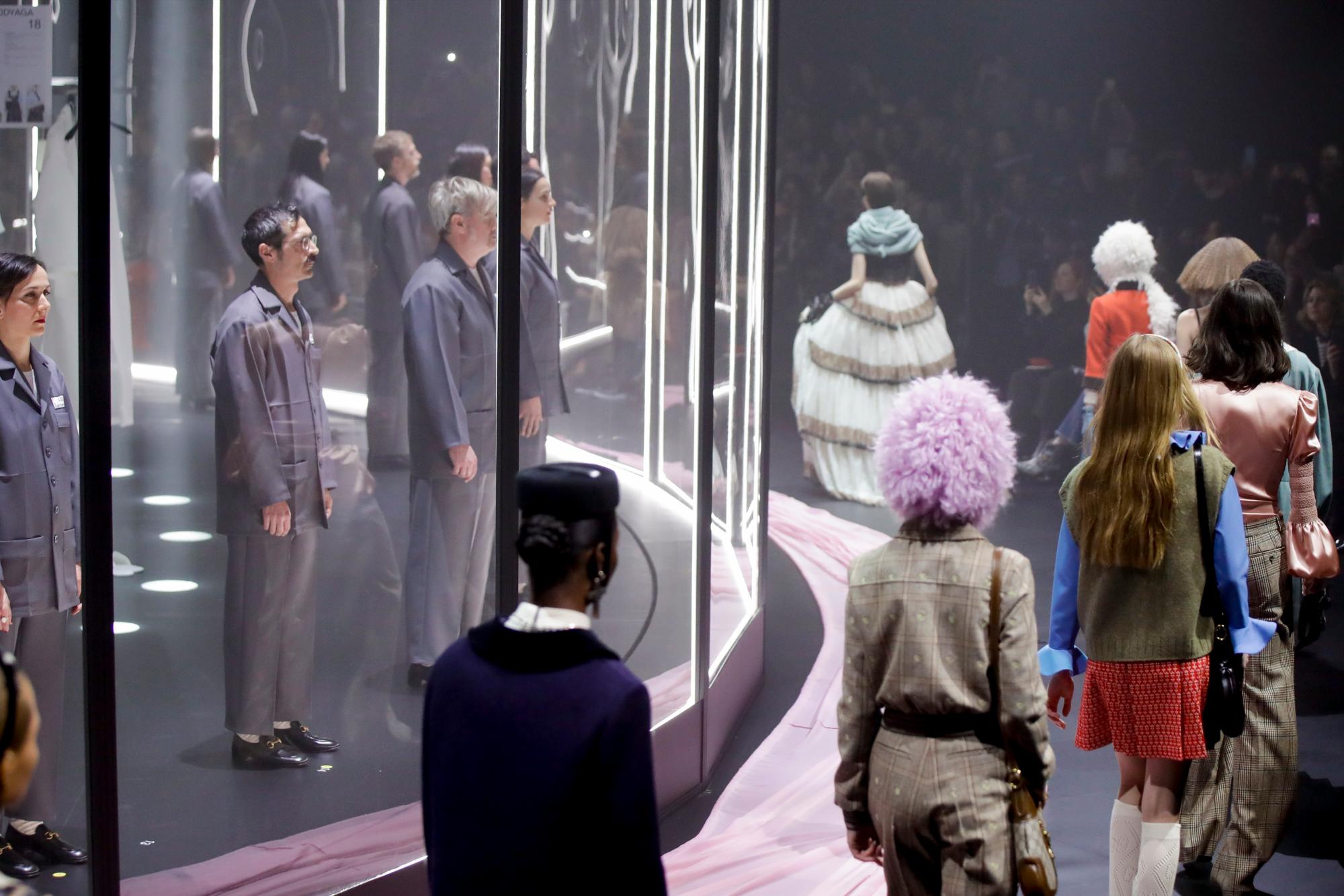 El director creativo de la firma, Alessandro Michele, no apostó por el clásico desfile sino que prefirió desvelar su colección sobre una plataforma giratoria planteada como una especie de linterna mágica.