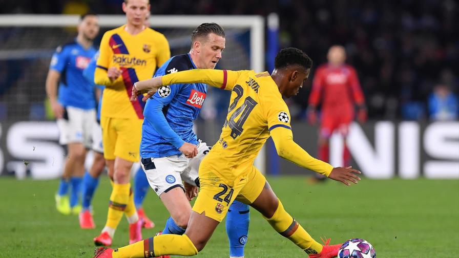 El Nápoles frena al Barcelona en el templo de Maradona