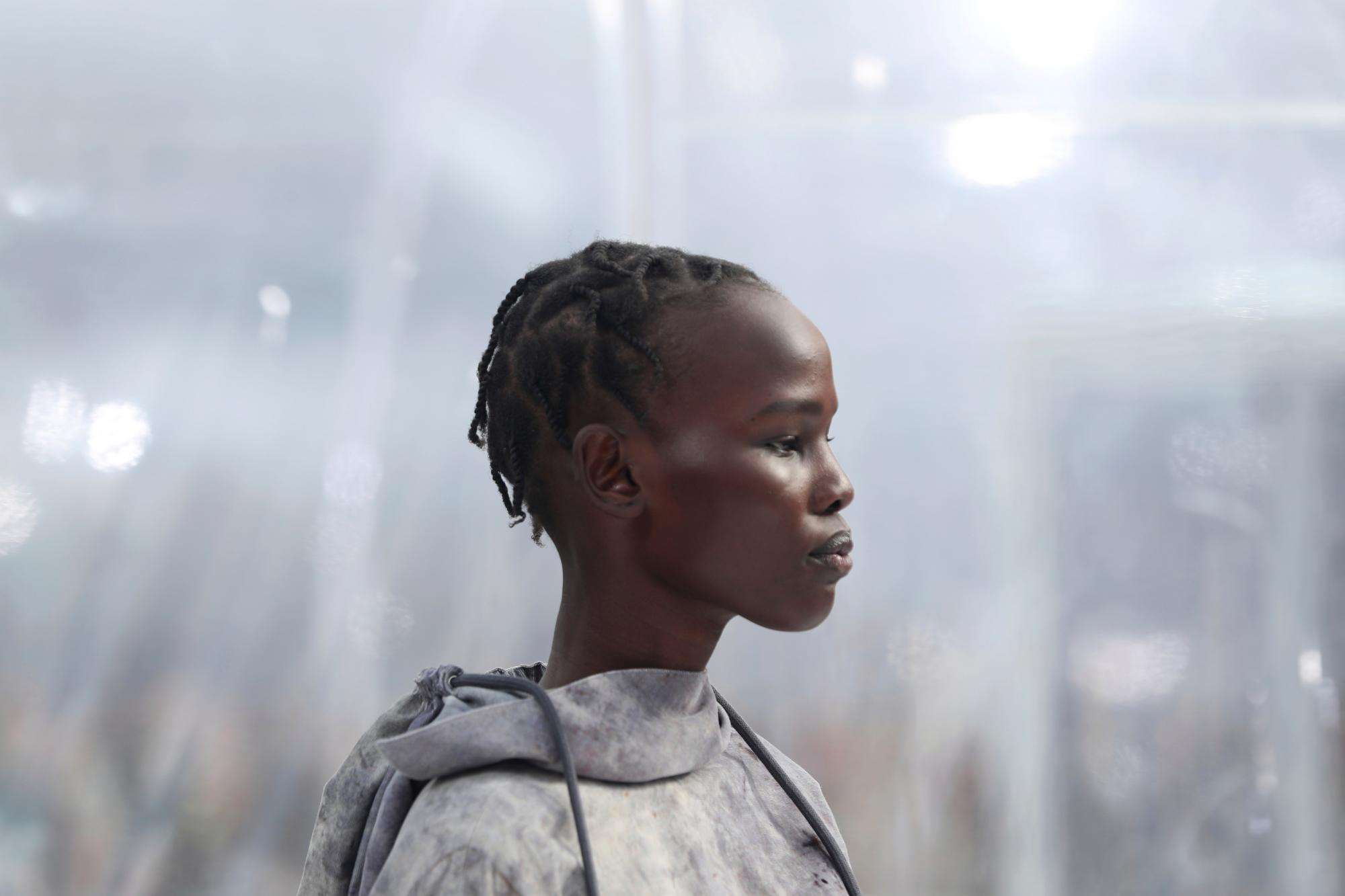 Una modelo lleva una creación de la colección de moda Kenzo durante la semana de la moda femenina Otoño / Invierno 2020/21.
