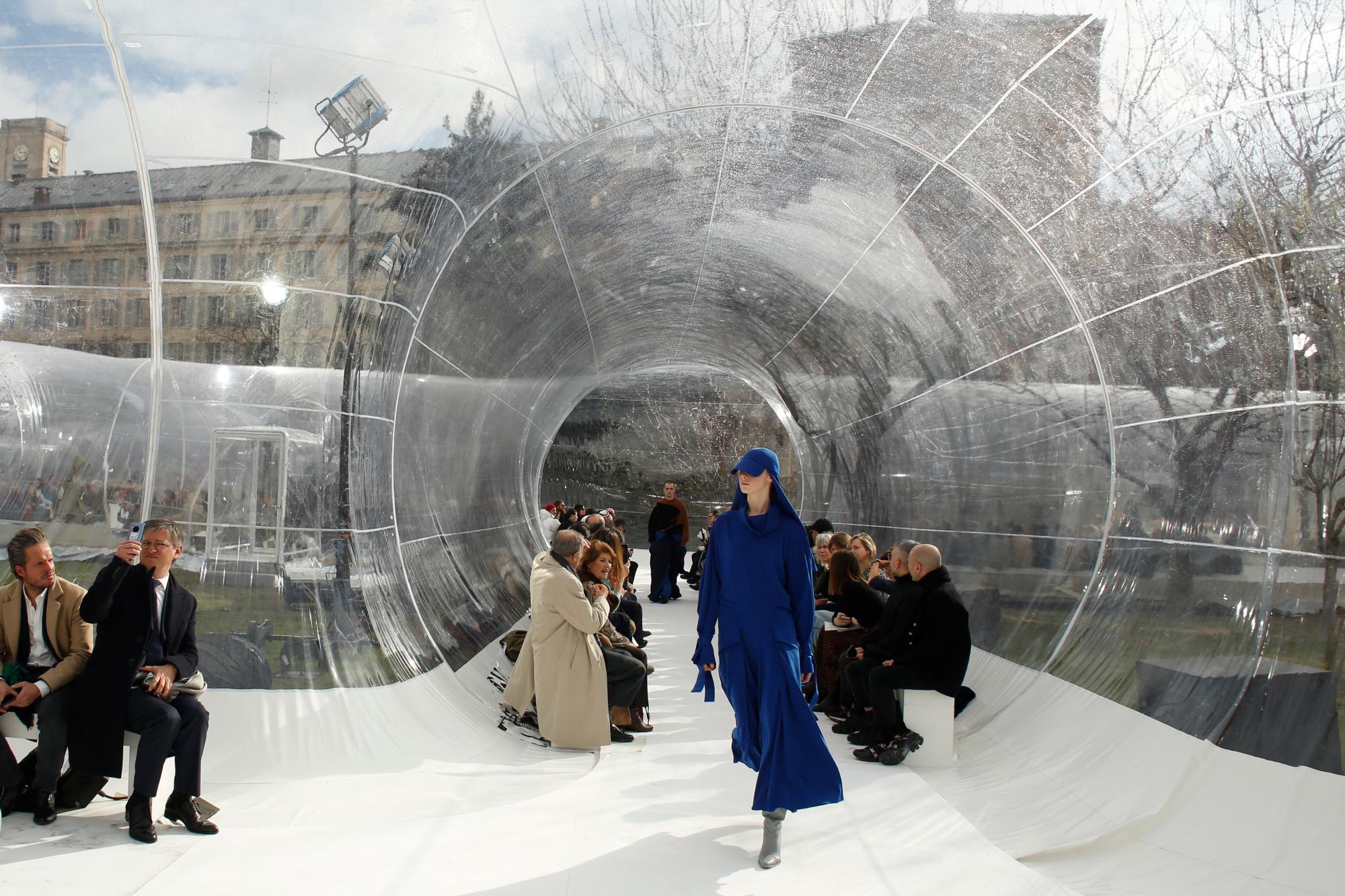 Las prendas son anchas pero estructuradas en este desfile mixto que tuvo lugar en el tercer día de la Semana de la Moda.