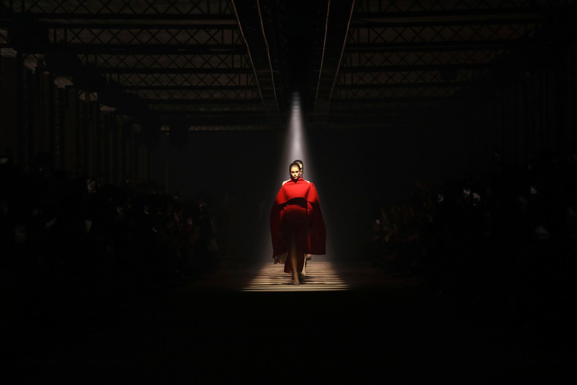 El rojo se mezcla con el negro, el verde con el morado, el blanco y el negro se declinan en estampados o bordados a rayas o cuadros.