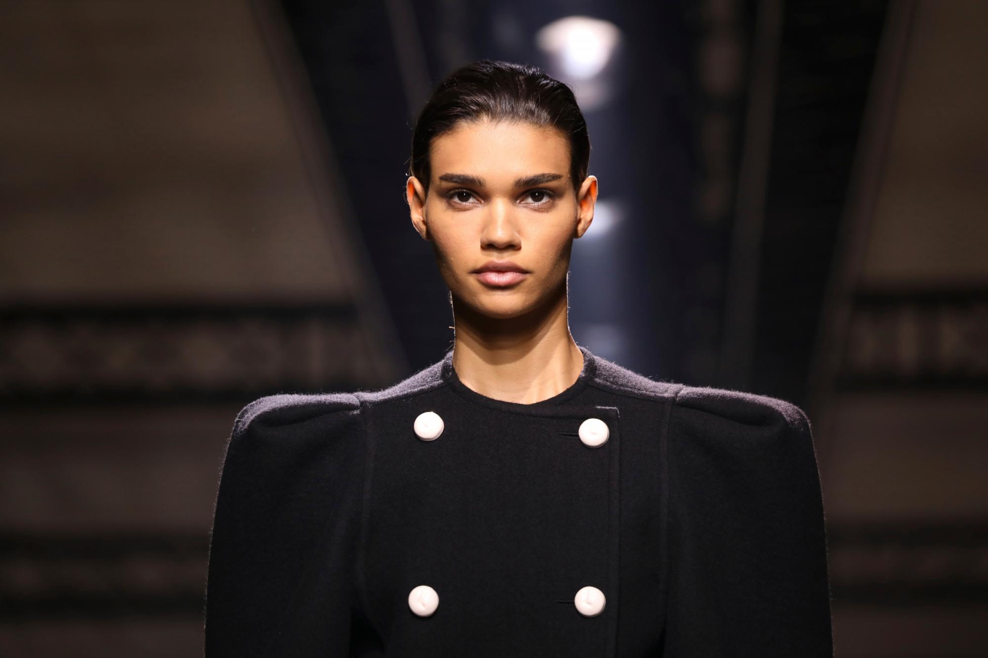 En esta colección se recurre al uso de abrigos de piel sintética.