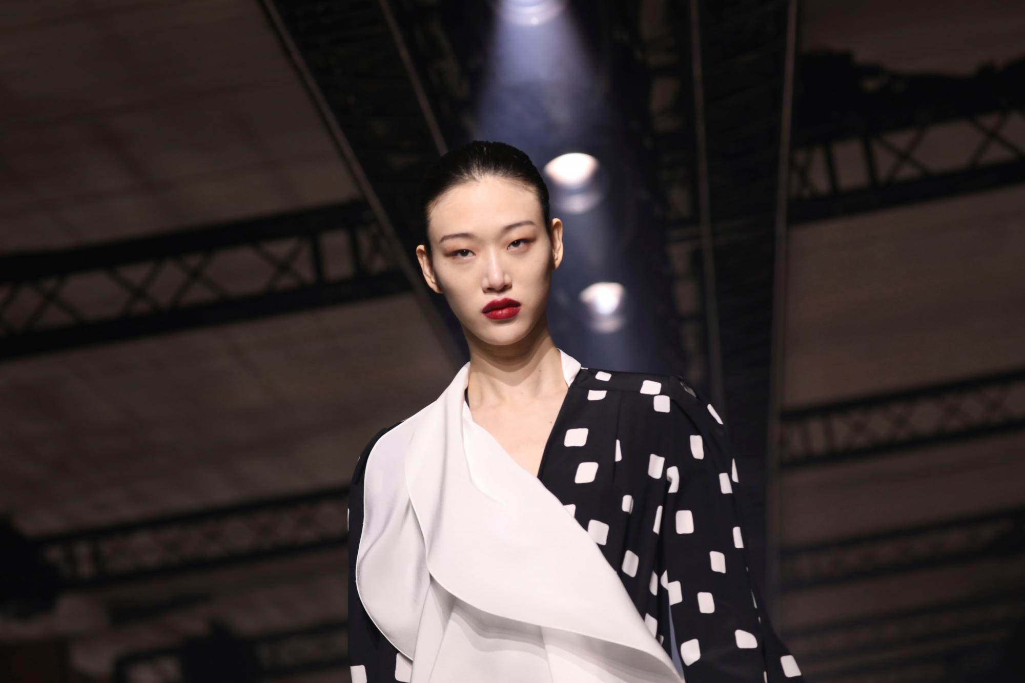 Es la sensualidad que desprende el lenguaje corporal de las mujeres poderosas lo que fascina a la diseñadora británica Clare Waight Keller.