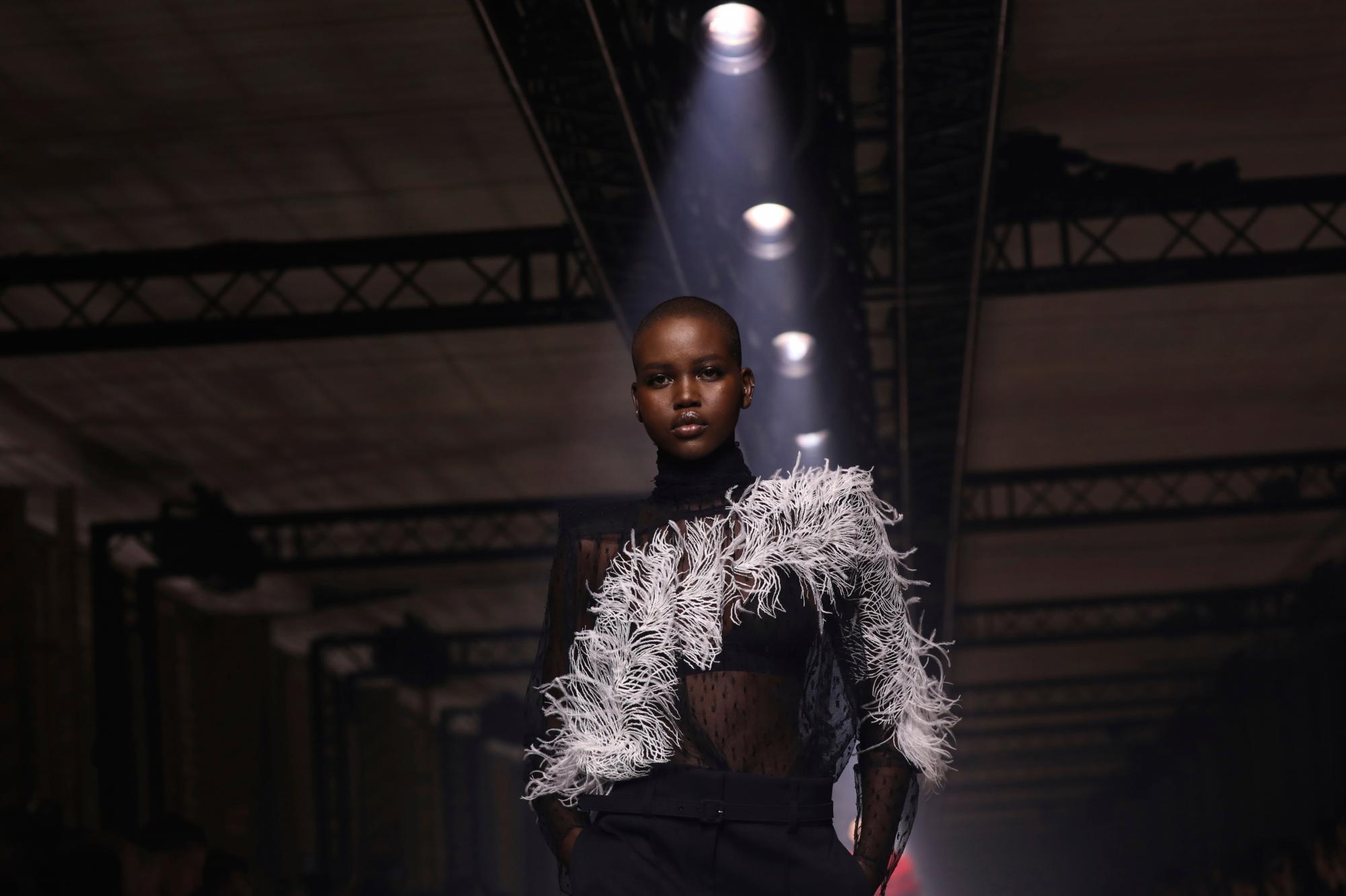 La colección otoño-invierno 2020-2021 está inspirada en la heroína “esquiva” del cine independiente y en la artista visual portuguesa Helena Almeida