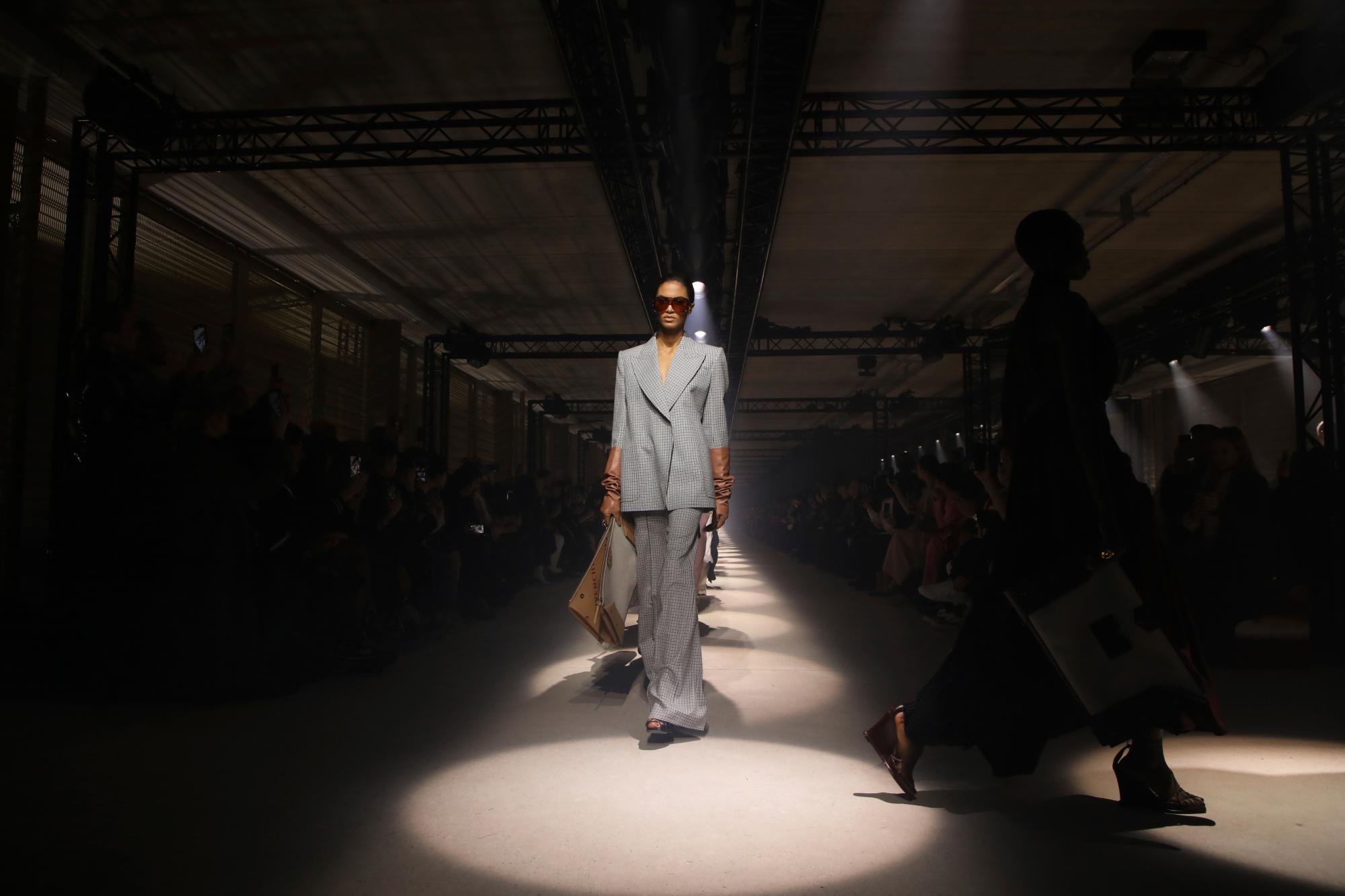 Esta colección se presentó en el hipódromo de Longchamp de París.