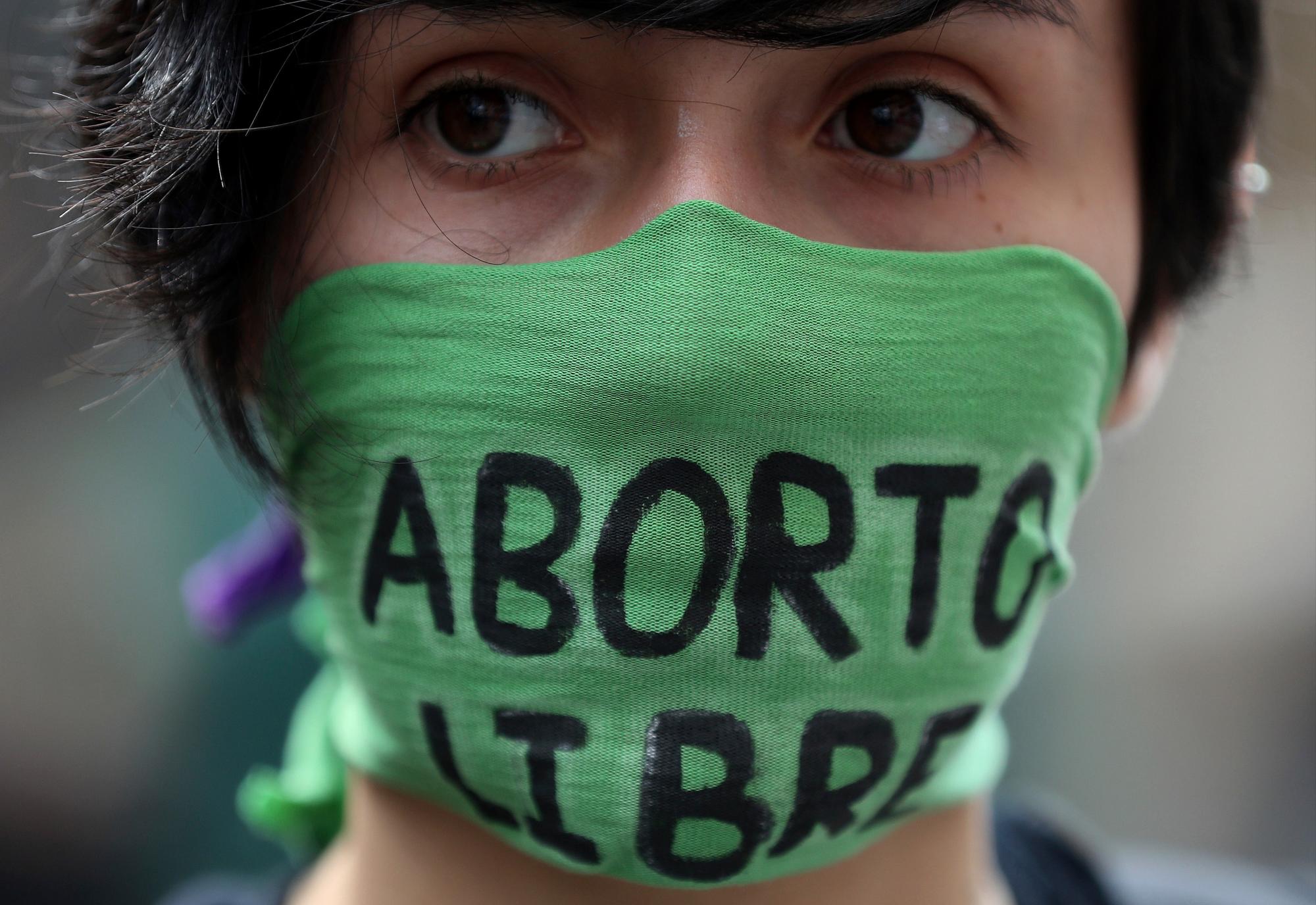 En esta imagen, tomada el 2 de marzo de 2020, una activista proaborto protesta ante el Tribunal Constitucional de Colombia, en Bogotá, Colombia. Manifestantes se congregaron ante el tribunal antes de un esperado fallo que podría permitir que más mujeres tengan acceso al aborto. 