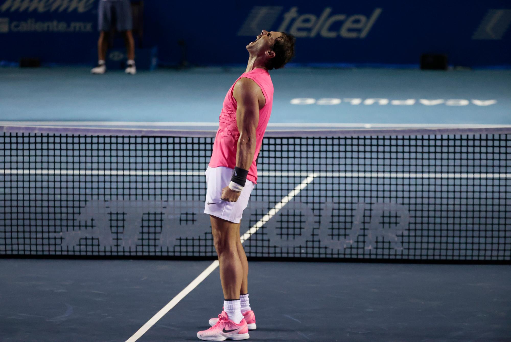 En esta imagen, tomada el 28 de febrero de 2020, el tenista español Rafael Nadal grita al celebrar su victoria sobre el búlgaro Grigor Dimitrov en semifinales del Abierto Mexicano, en Acapulco, México. 