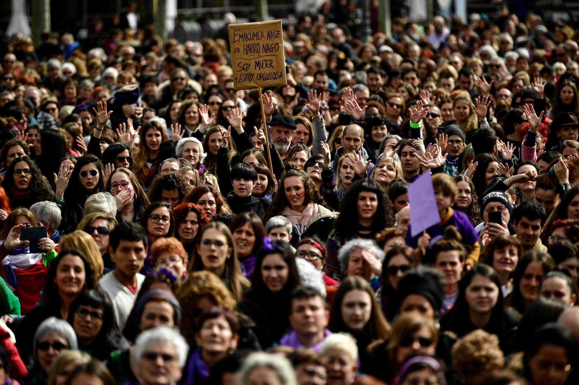 Las personas se reúnen en la Plaza del Castillo durante el Día Internacional de la Mujer en Pamplona, norte de España, el domingo 8 de marzo de 2020. Las mujeres españolas celebran el Día Internacional de la Mujer con una huelga de día completo y docenas de protestas en todo el país contra la brecha salarial y la violencia de género. 