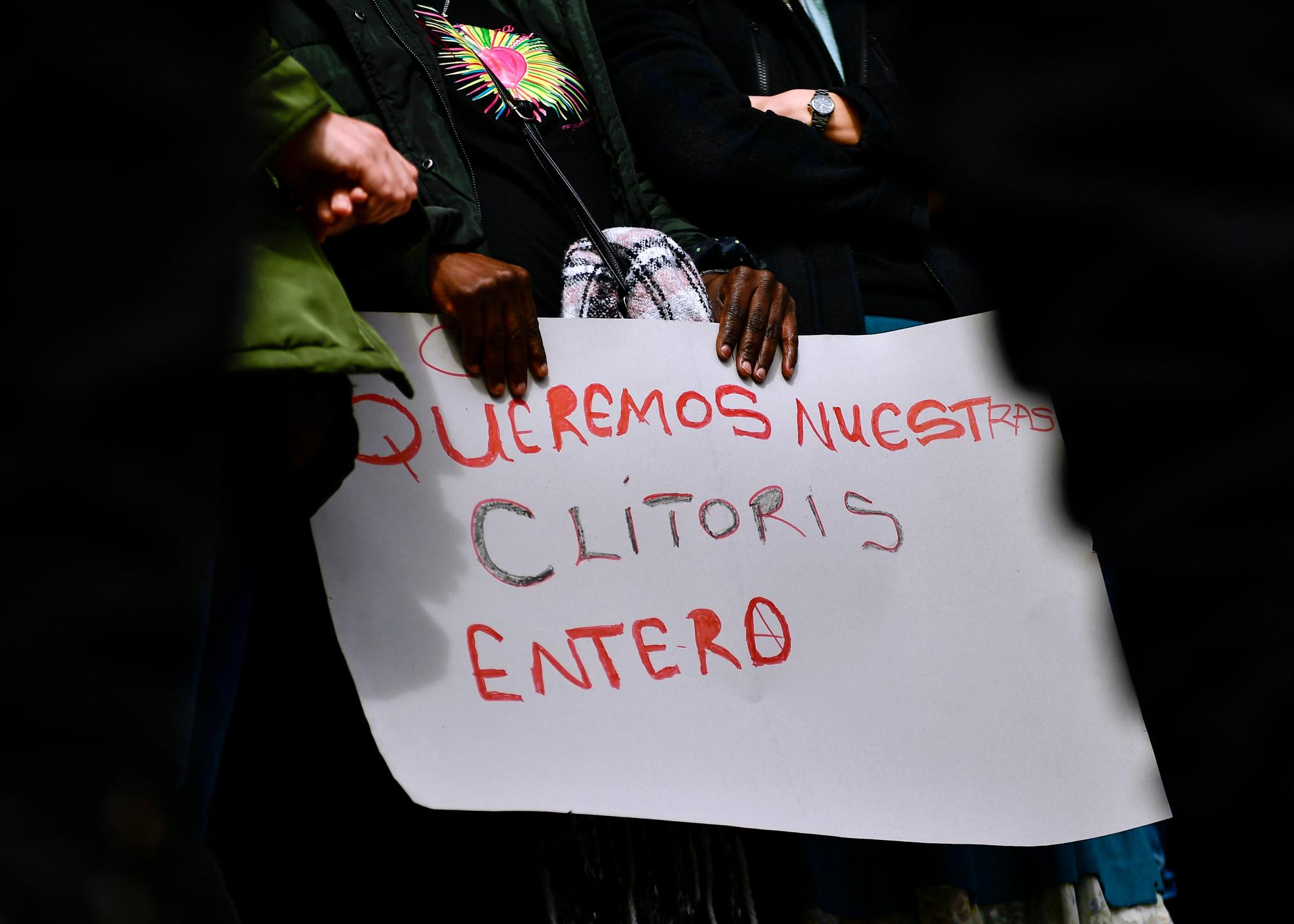 Una mujer sostiene una pancarta contra la circuncisión femenina que dice “queremos nuestro clítoris completo” durante el Día Internacional de la Mujer en Pamplona, norte de España, el domingo 8 de marzo de 2020. Las mujeres españolas celebran el Día Internacional de la Mujer con una huelga de día completo y docenas de protestas en todo el país. país contra la brecha salarial y la violencia de género. 