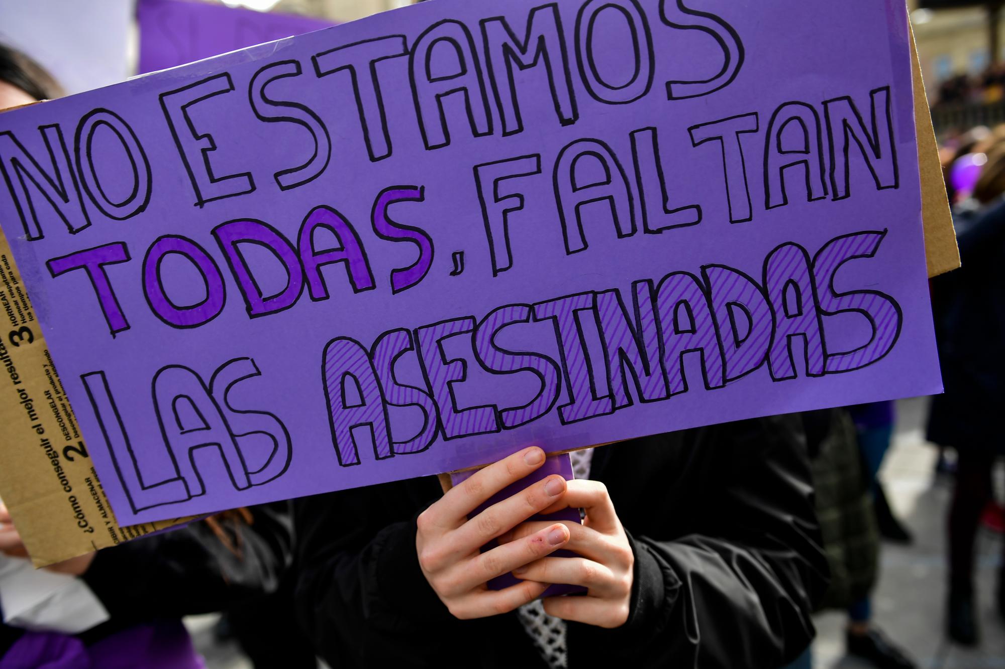 Una mujer sostiene una pancarta que dice: “No somos todos. Extrañando a los asesinados ‘’ durante el Día Internacional de la Mujer en Pamplona, norte de España, el domingo 8 de marzo de 2020. Las mujeres españolas celebran el Día Internacional de la Mujer con una huelga de día completo y docenas de protestas en todo el país contra la brecha salarial y la violencia de género. 