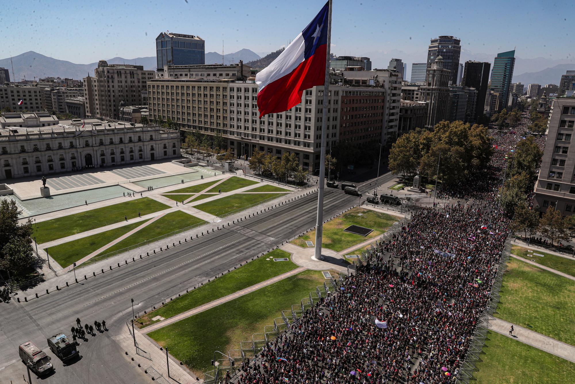 Las mujeres se reúnen cerca del palacio presidencial de La Moneda durante una marcha que marca el Día Internacional de la Mujer, en Santiago, Chile, el domingo 8 de marzo de 2020. 