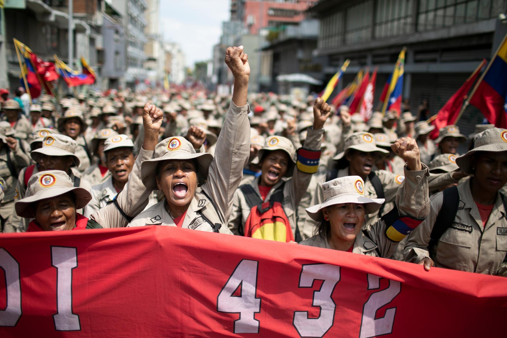 Mujeres de la Milicia Bolivariana Nacional gritan en una marcha progubernamental en el Día Internacional de la Mujer en Caracas, Venezuela, el domingo 8 de marzo de 2020. 