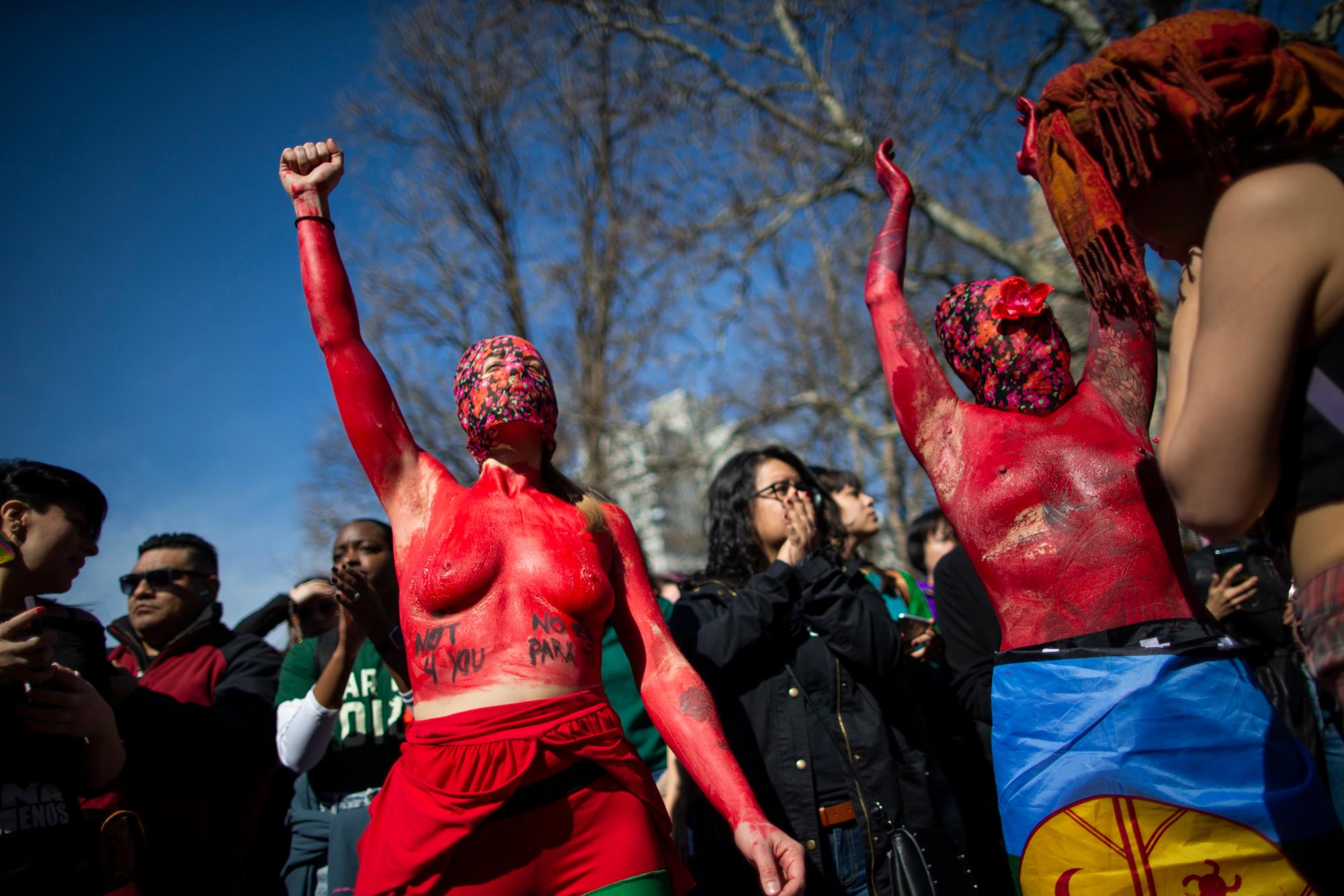 Las mujeres participan en un mitin que celebra el Día Internacional de la Mujer en el Washington Square Park en Nueva York, el domingo 8 de marzo de 2020. 
