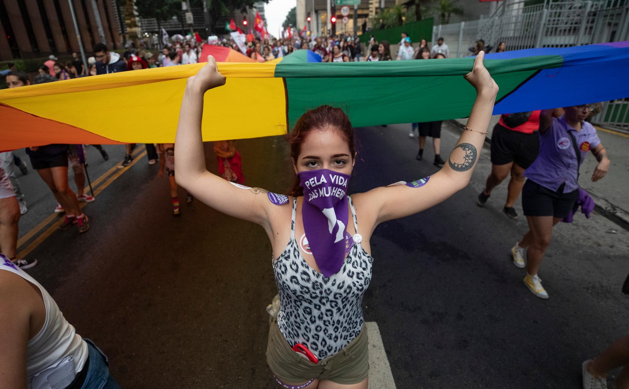 Una mujer marcha con una bufanda con las palabras “Por la vida de las mujeres” escritas en portugués y grita consignas contra el presidente de Brasil, Jair Bolsonaro, para conmemorar el Día Internacional de la Mujer en Sao Paulo, Brasil, el domingo 8 de marzo de 2020. 