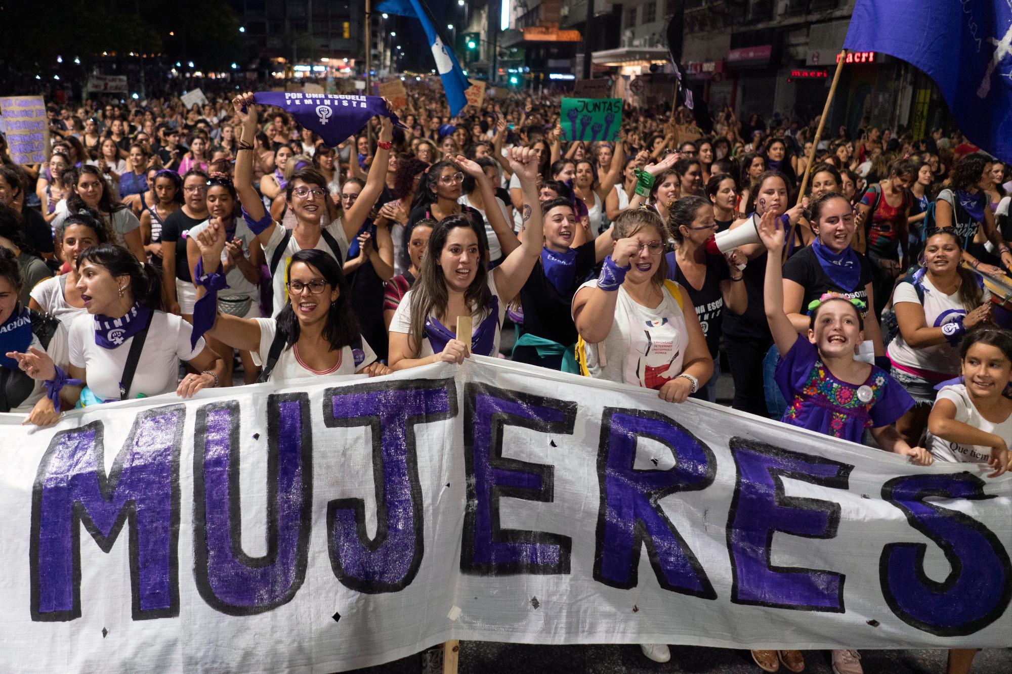 Las mujeres marchan para conmemorar el Día Internacional de la Mujer en Montevideo, Uruguay, el domingo 8 de marzo de 2020.