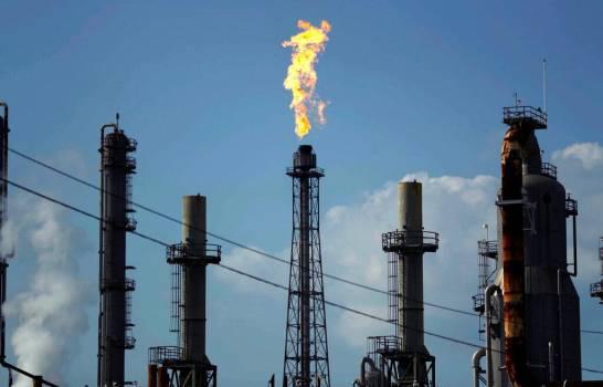 Petróleo de Texas baja un 0.8 % por aumento de inventarios y caída de demanda
