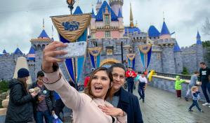 Visitantes disfrutan Disneyland antes de cierre temporal