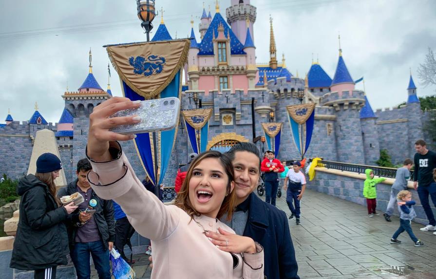 Visitantes disfrutan Disneyland antes de cierre temporal