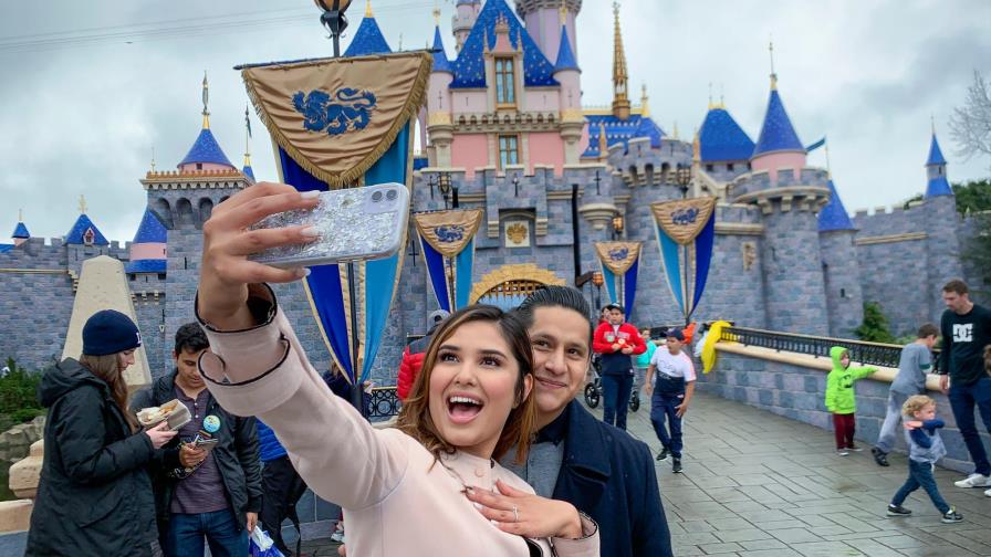 Visitantes disfrutan Disneyland antes de cierre temporal Visitantes disfrutan Disneyland antes de cierre temporal
