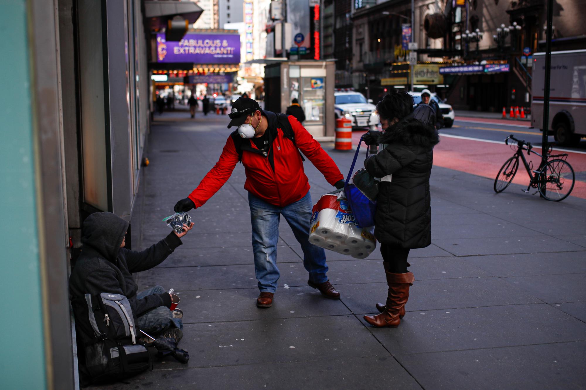 Un par de valientes desafía al coronavirus para ayudar a las personas sin hogar en New York