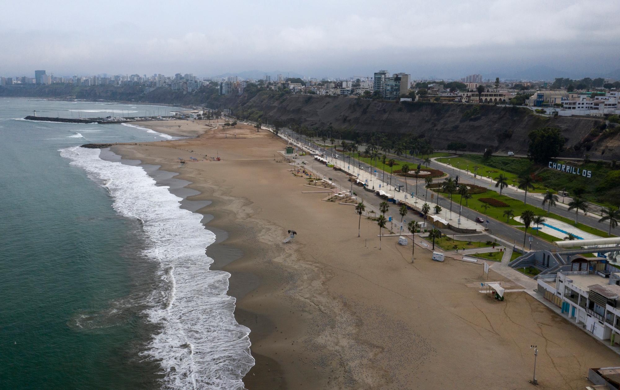 En esta imagen, tomada el 25 de marzo de 2020, vista aérea de la playa de Agua Dulce vacía de bañlistas en los últimos días del verano austral, en Lima, Perú. (AP Foto/Rodrigo Abd)