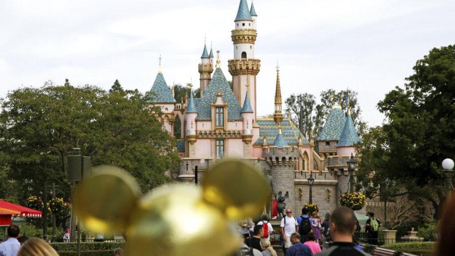 Unos 43 mil empleados de Disney World son suspendidos sin sueldo en Orlando Unos 43 mil empleados de Disney World son suspendidos sin sueldo en Orlando