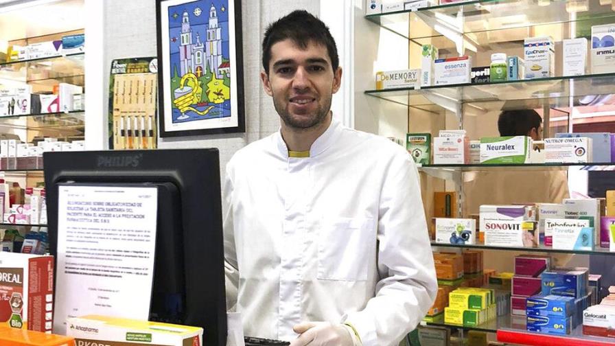 El futbolista que hace su aporte a luchar contra el COVID-19 desde una farmacia española