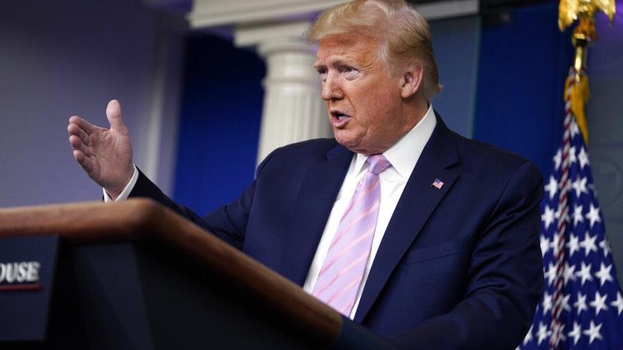 Las muertes se disparan en EE.UU. mientras Trump medita abrir la economía