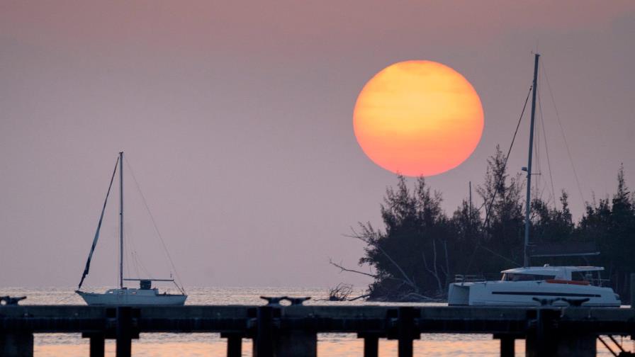 Florida continuará con clases a distancia mientras reabre playas por etapas
