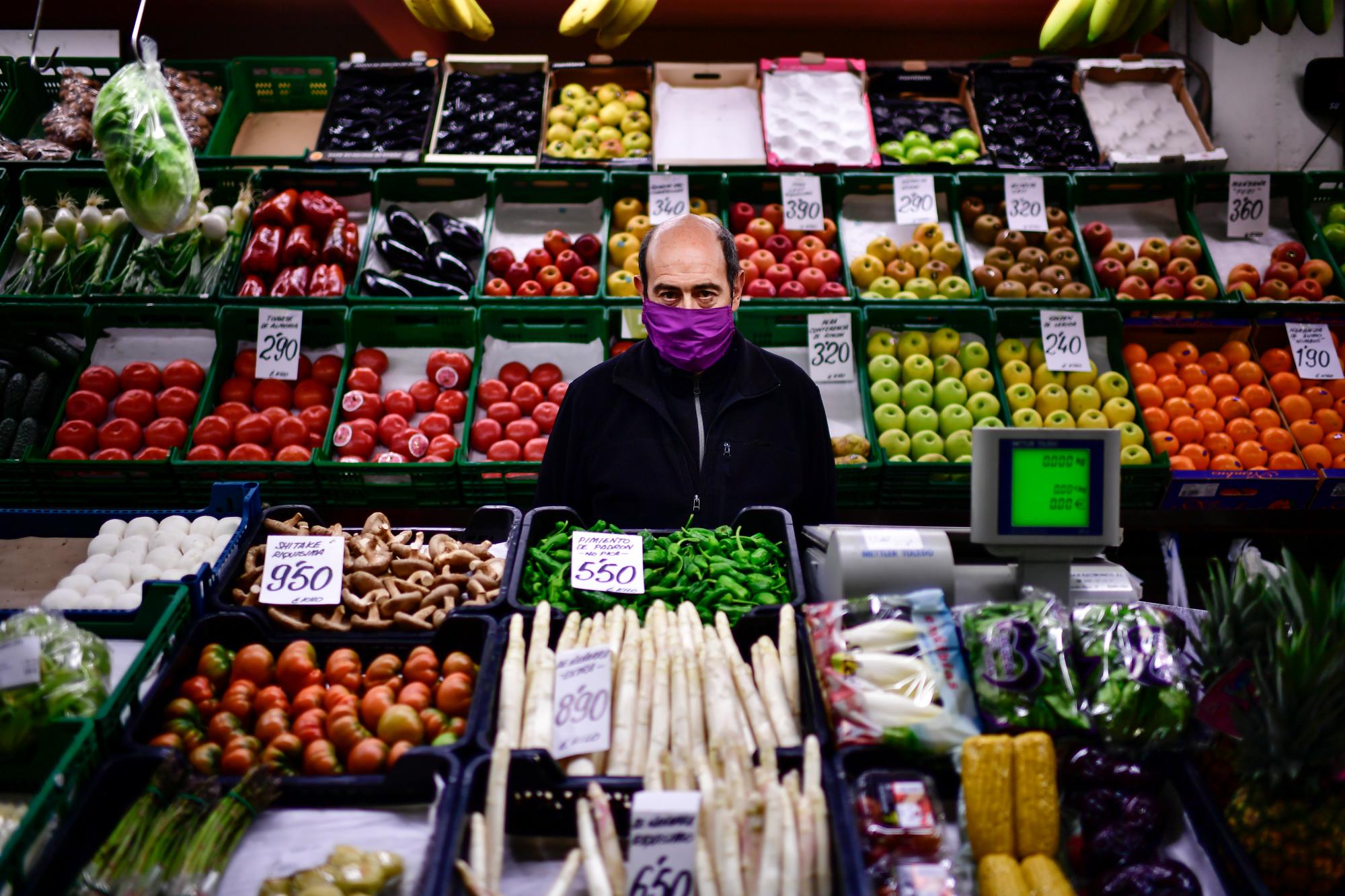 En esta imagen del martes 14 de abril de 2020, Ignacio Delgado posa para una foto en su frutería en un mercado en Pamplona, en el norte de España. (AP Foto/Álvaro Barrientos)