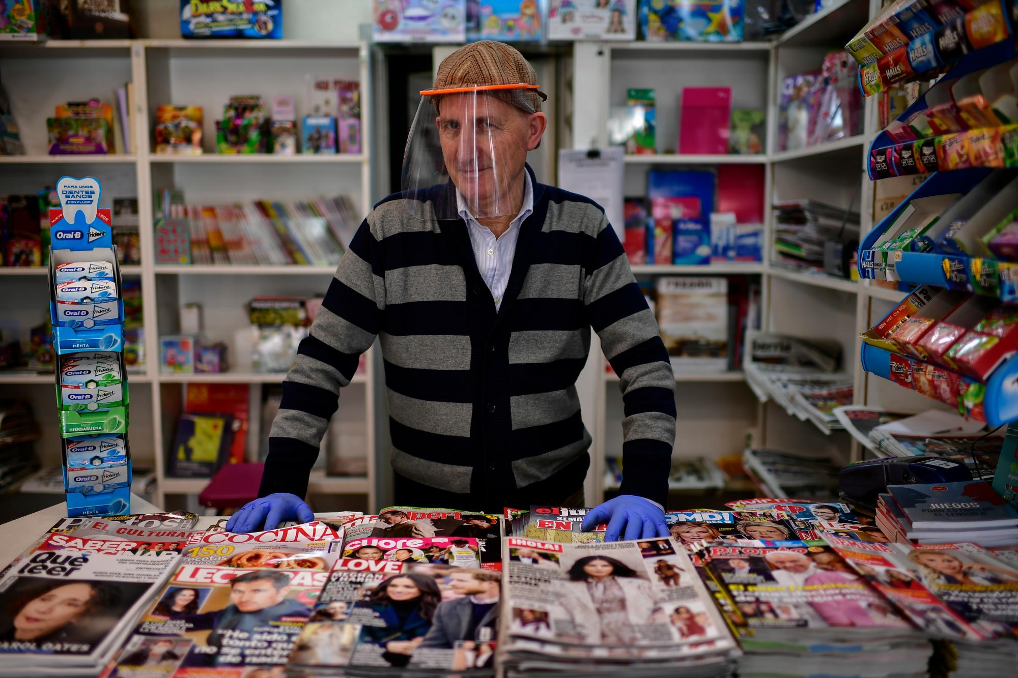 En esta imagen del martes 14 de abril de 2020, Antonio Leoz posa para una foto en su librería de Pamplona, en el norte de España. (AP Foto/Álvaro Barrientos)