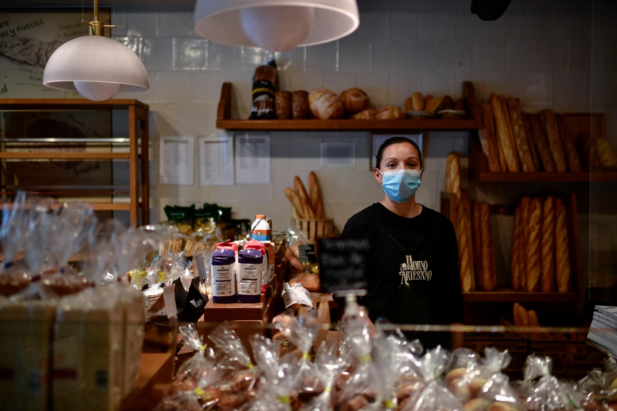 En esta imagen del martes 14 de abril de 2020, Rocío Satrustegui posa para una foto en su panadería en Pamplona, en el norte de España. (AP Foto/Álvaro Barrientos)