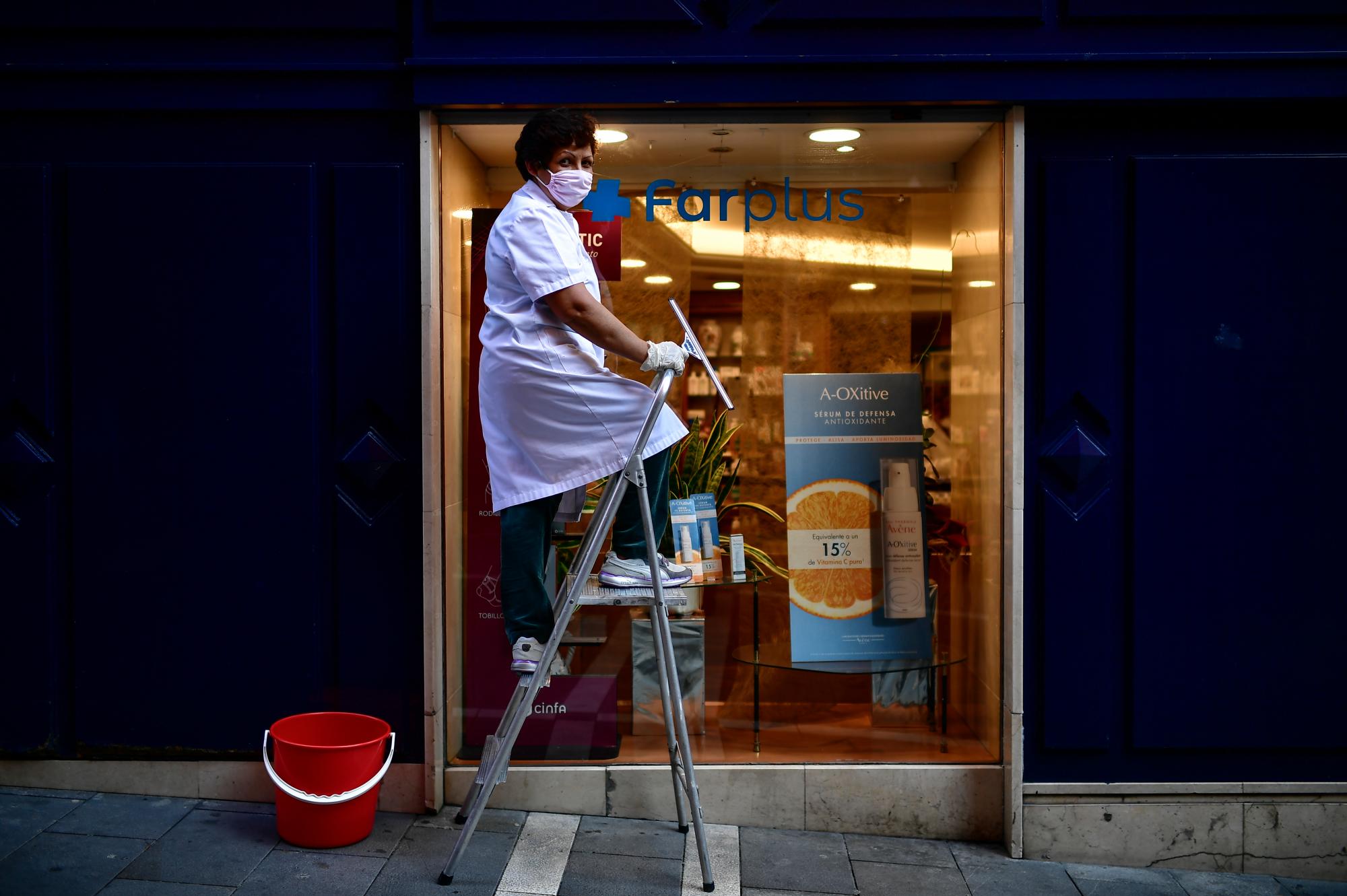 En esta imagen del martes 14 de abril, Matilde Mattos, de Perú, posa para una foto mientras limpia ventanas en Pamplona, en el norte de España. (AP Foto/Álvaro Barrientos)