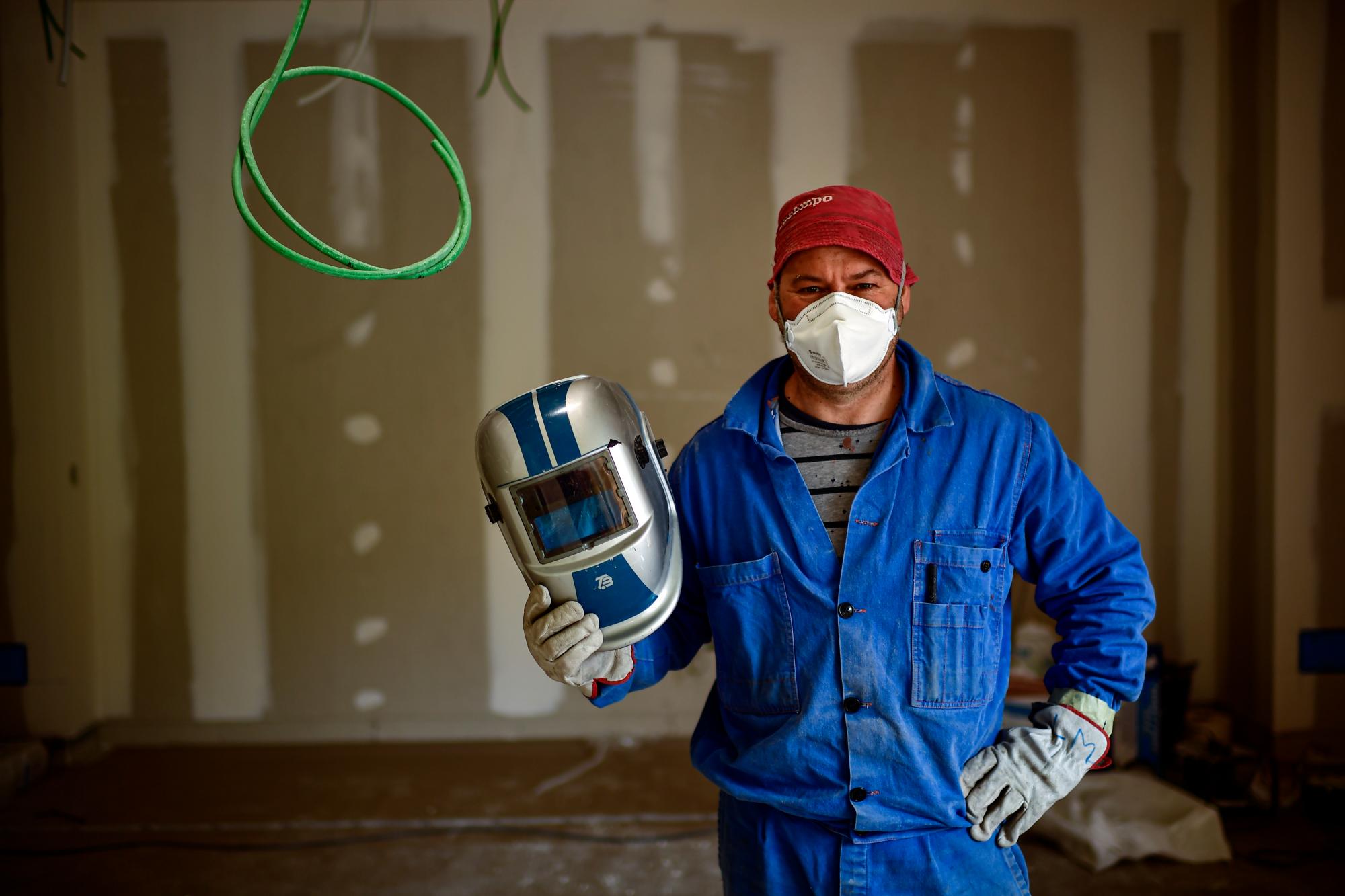 En esta imagen del miércoles 15 de abril de 2020, Marcelo López, trabajador de la construcción, posa para una foto en Pamplona, en el norte de España. (AP Foto/Álvaro Barrientos)