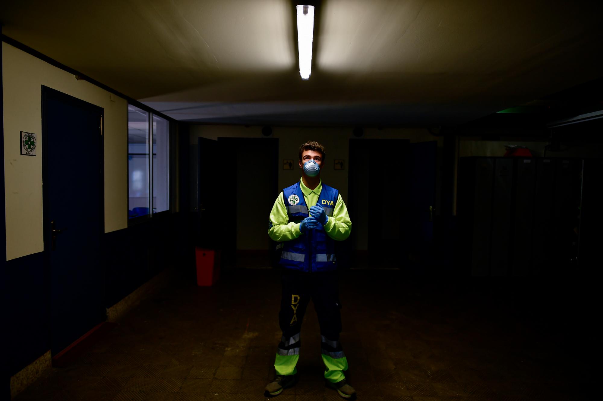 En esta imagen del miércoles 15 de abril de 2020, Enrique Villanueva, voluntario de un grupo de rescate, posa para una foto en Pamplona, en el norte de España. (AP Foto/Álvaro Barrientos)