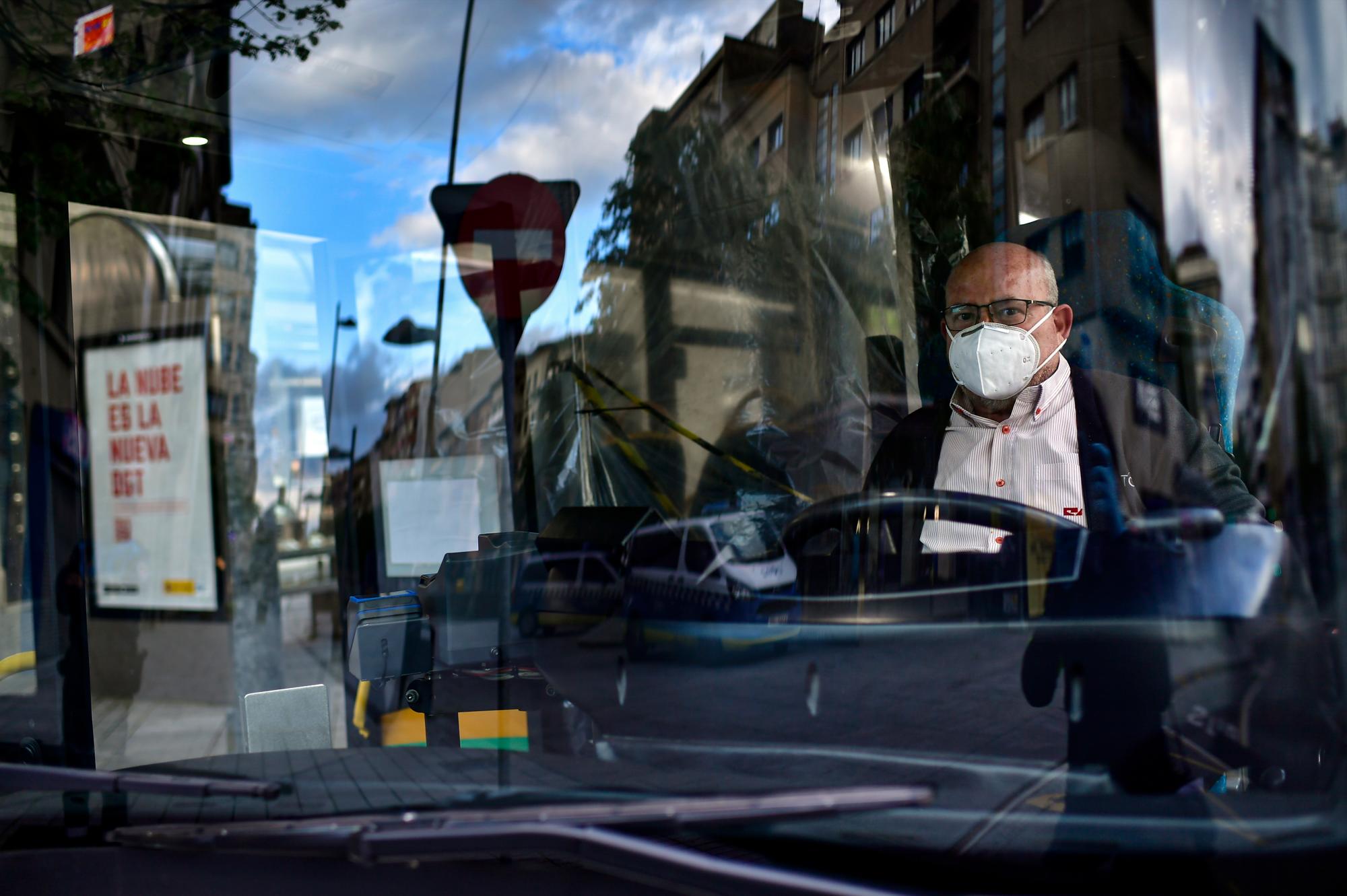 En esta imagen del miércoles 15 de abril de 2020, el conductor Manuel Pérez Muñoz posa para una foto en su autobús en Pamplona, en el norte de España. (AP Foto/Álvaro Barrientos)