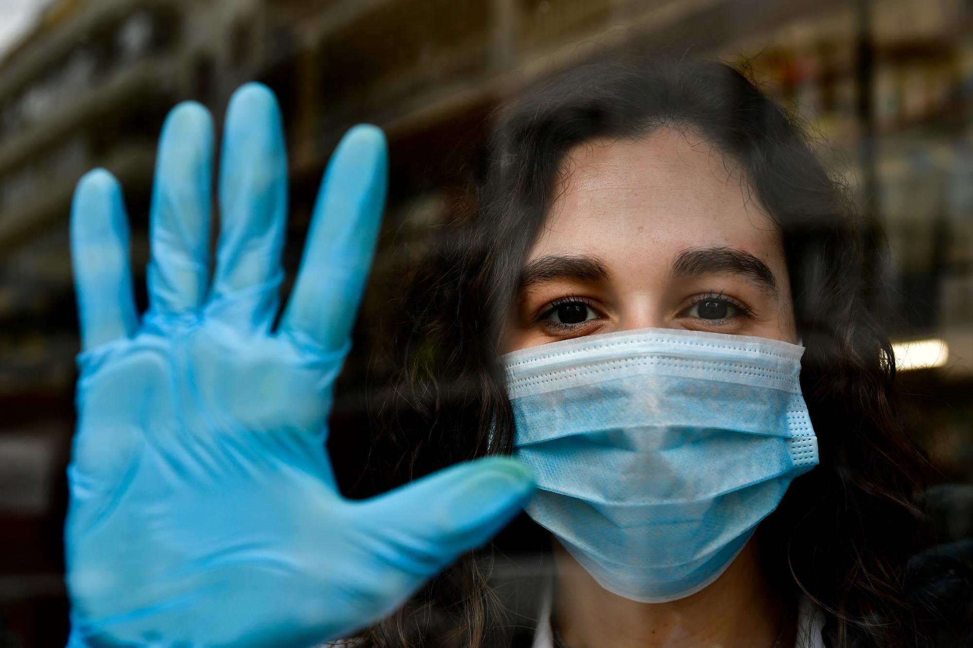 En esta imagen del jueves 16 de abril de 2020, la farmacéutica Amaya Pascual posa para una foto en su farmacia en Pamplona, en el norte de España. (AP Foto/Álvaro Barrientos)