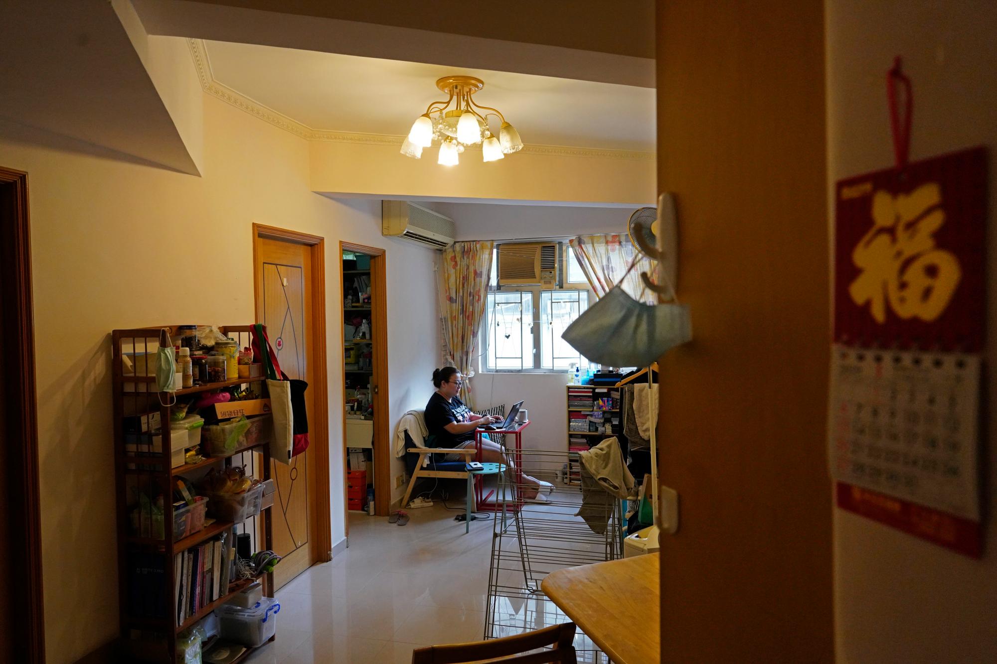 La reportera de Associated Press, Zen Soo, trabaja desde su sala de estar en su departamento mientras estaba en cuarentena en su hogar en Hong Kong, el 17 de abril de 202. (Foto AP / Vincent Yu)