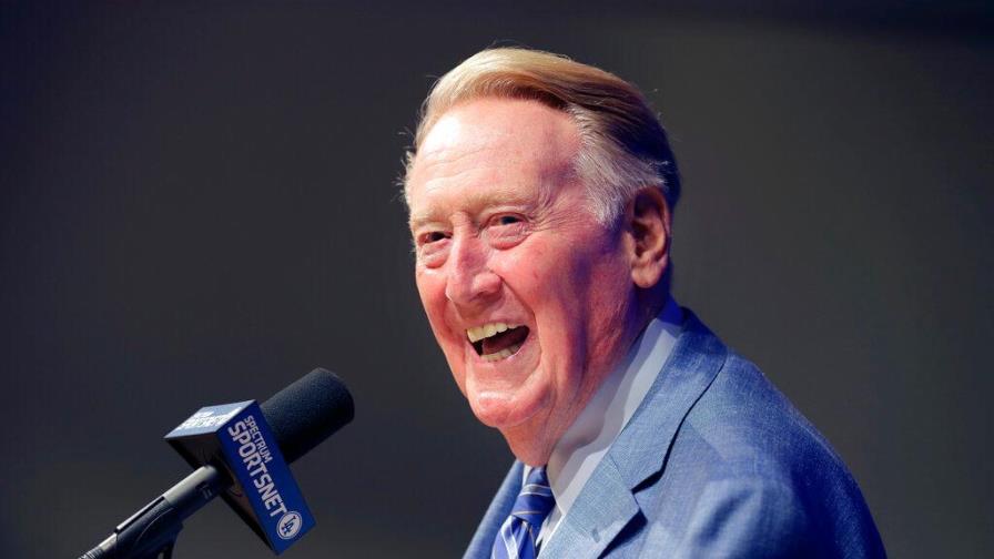 El exnarrador de los Dodgers, Vin Scully, hospitalizado al caerse en su casa