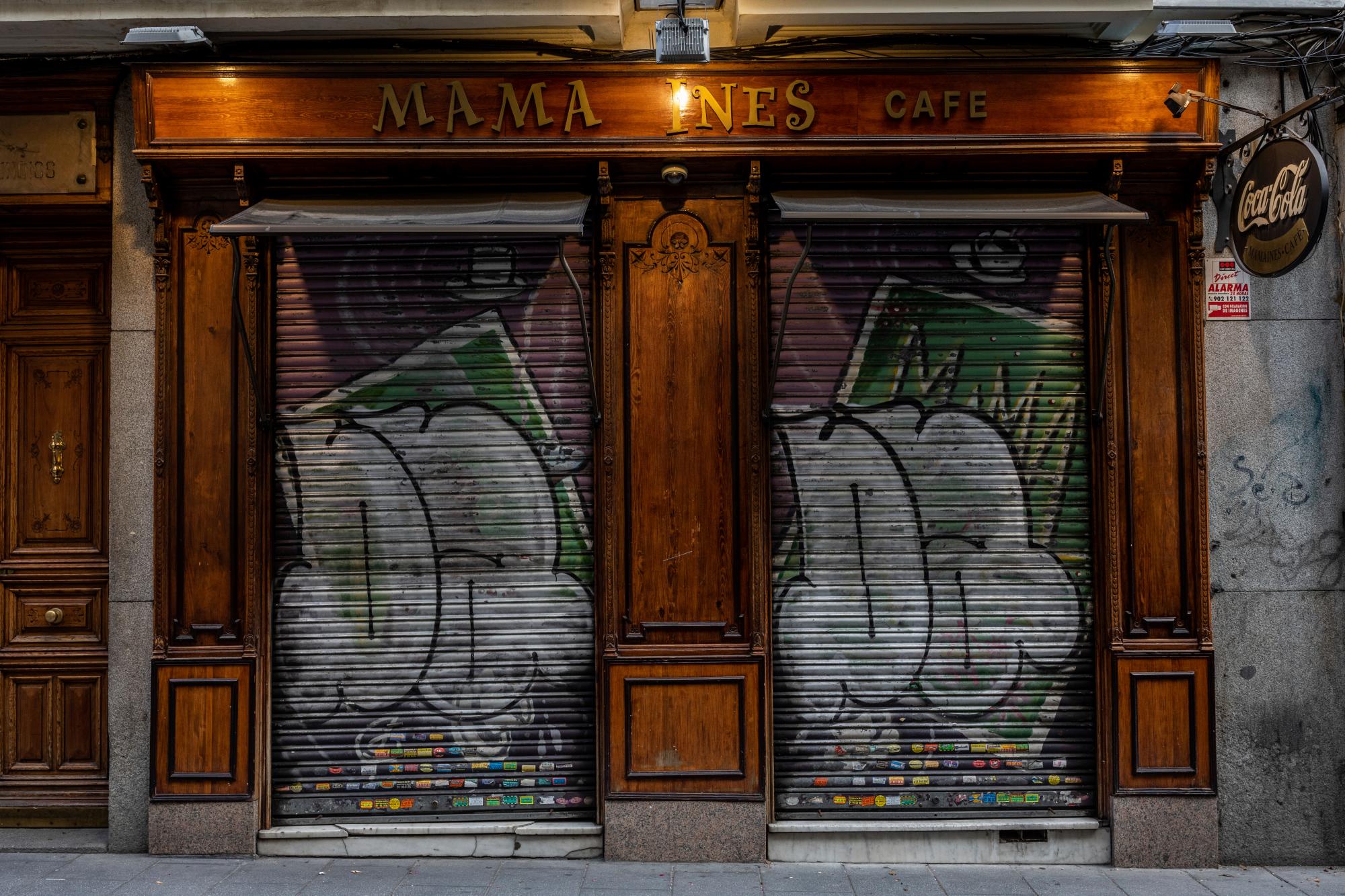 En esta foto del lunes 20 de abril de 2020, detalle de la entrada de una tienda cerrada durante el brote de coronavirus en Madrid, España. La Confederación Española de Comercio, que representa a miles de pequeñas empresas, dice que hasta el 30% de ellas en todo el país cerrarán sus puertas para siempre a menos que reciban ayuda financiera del gobierno. Las autoridades españolas están relajando gradualmente las medidas de confinamiento, pero aún no se sabe cuándo podrán reabrir las tiendas. (Foto AP / Bernat Armangue)