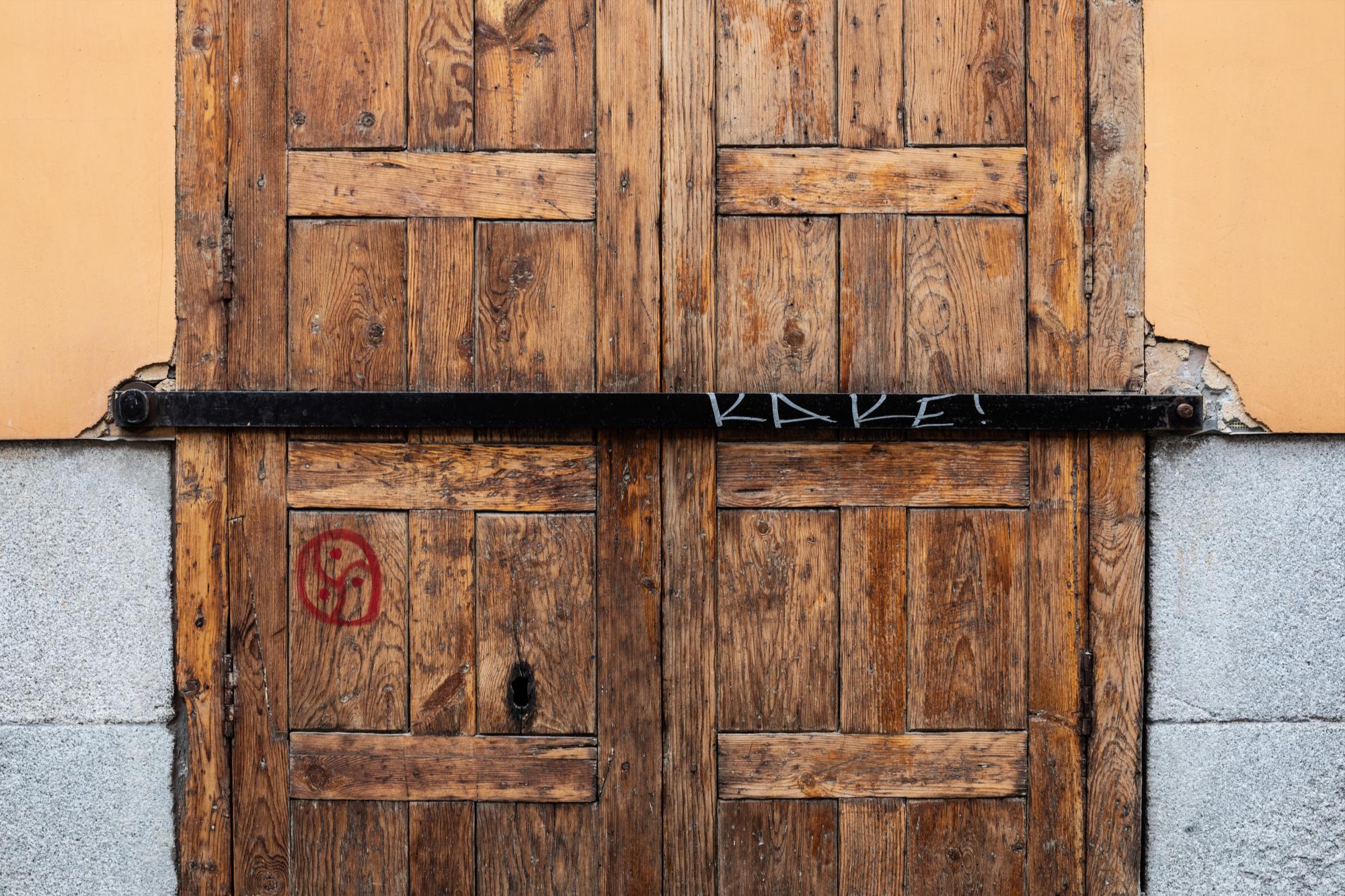 En esta foto del martes 21 de abril de 2020, detalle de la puerta de entrada de una tienda cerrada durante el brote de coronavirus en Madrid, España. La Confederación Española de Comercio, que representa a miles de pequeñas empresas, dice que hasta el 30% de ellas en todo el país cerrarán sus puertas para siempre a menos que reciban ayuda financiera del gobierno. (AP Photo / Bernat Armangue)