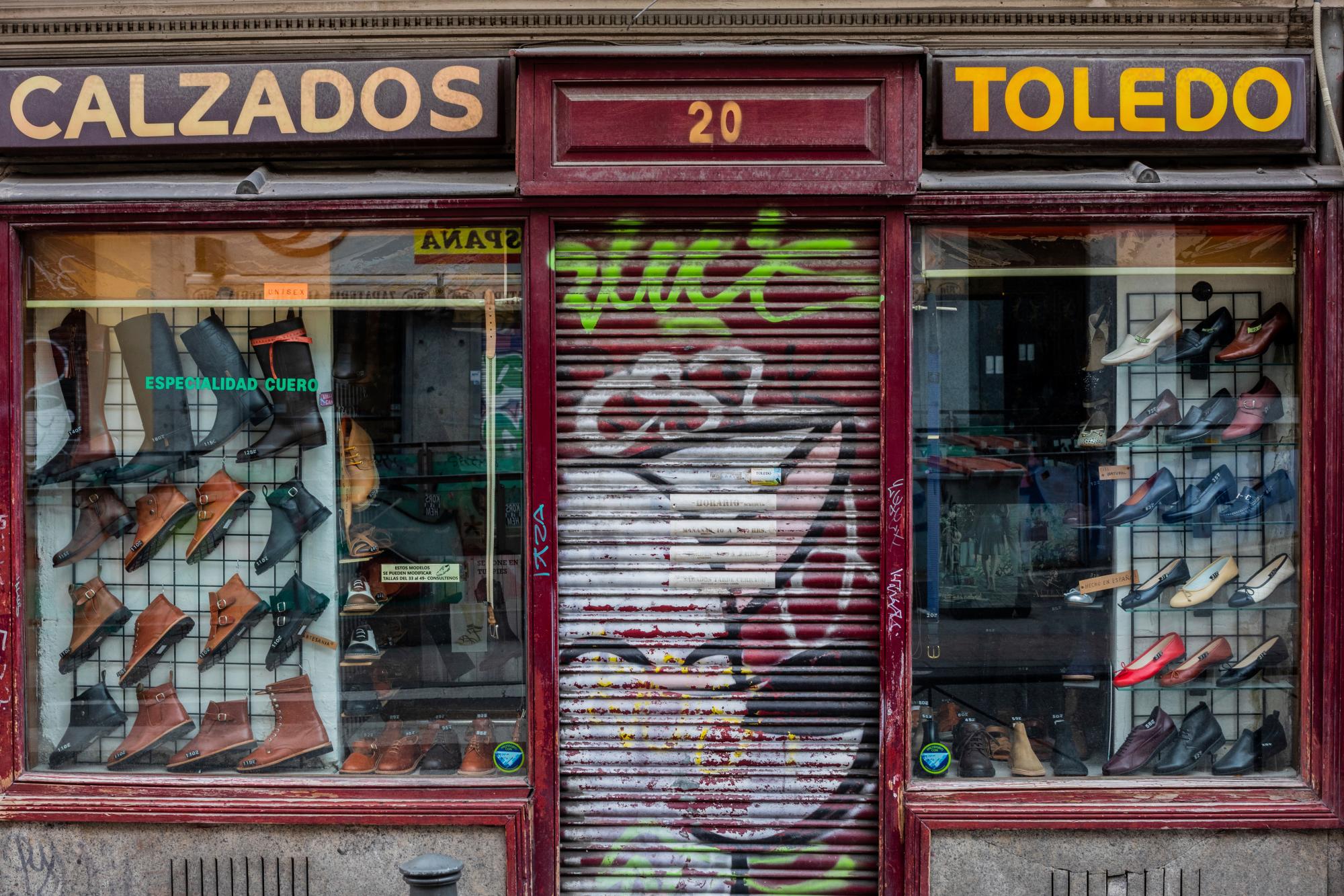 En esta foto del martes 21 de abril de 2020, detalle de la fachada de una zapatería cerrada durante el brote de coronavirus en Madrid, España. La Confederación Española de Comercio, que representa a miles de pequeñas empresas, dice que hasta el 30% de ellas en todo el país cerrarán sus puertas para siempre a menos que reciban ayuda financiera del gobierno. (AP Photo / Bernat Armangue)