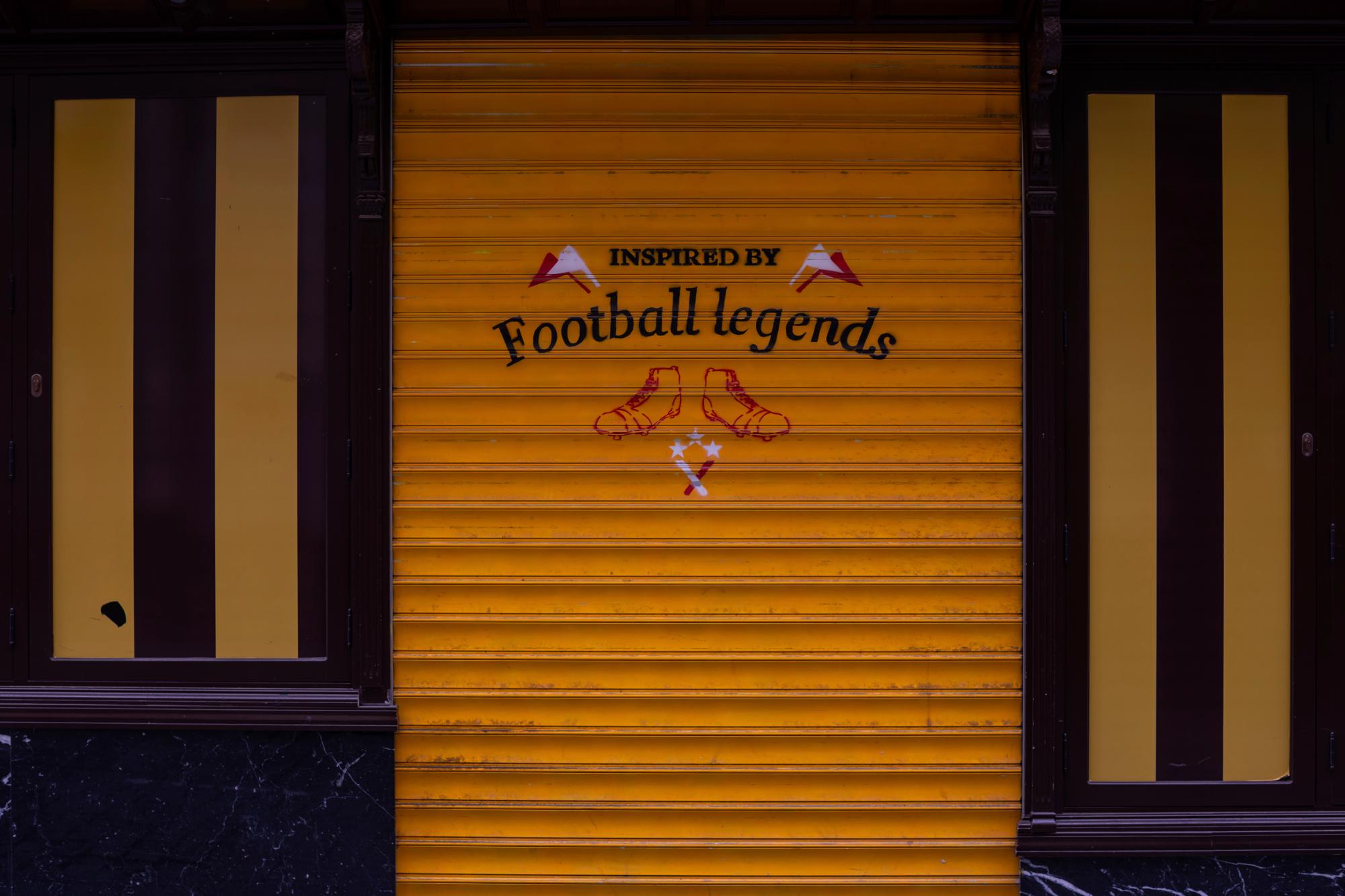 En esta foto del domingo 19 de abril de 2020, vista de una tienda de camisetas de fútbol retro vintage cerrada durante el brote de coronavirus en Madrid, España. La Confederación Española de Comercio, que representa a miles de pequeñas empresas, dice que hasta el 30% de ellas en todo el país cerrarán sus puertas para siempre a menos que reciban ayuda financiera del gobierno. (Foto AP / Bernat Armangue)