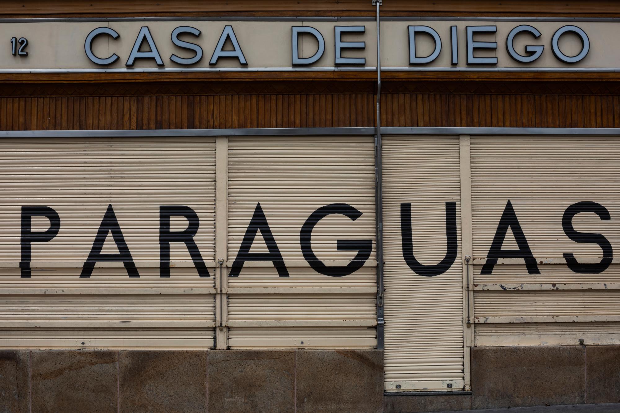 En esta foto del domingo 19 de abril de 2020, vista de una tienda de artesanías cerrada durante el brote de coronavirus en Madrid, España. La Confederación Española de Comercio, que representa a miles de pequeñas empresas, dice que hasta el 30% de ellas en todo el país cerrarán sus puertas para siempre a menos que reciban ayuda financiera del gobierno. (Foto AP / Bernat Armangue)